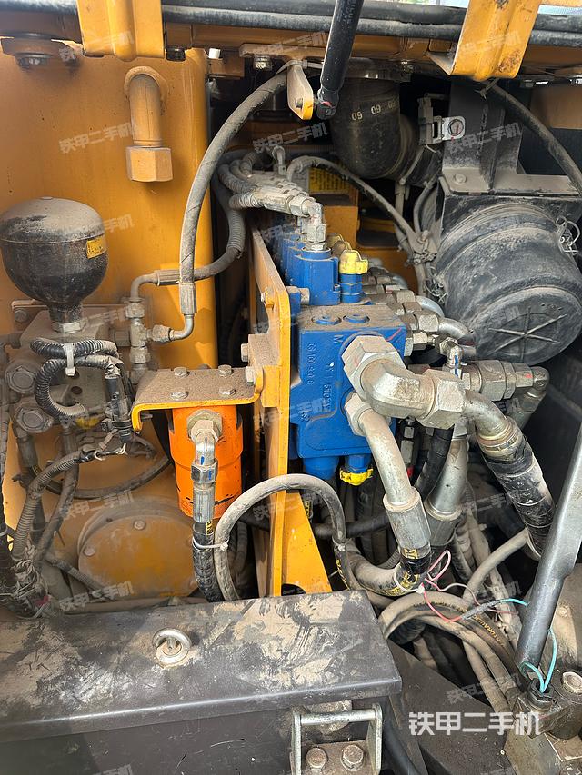 液压泵舱室正面整体（整机外观）