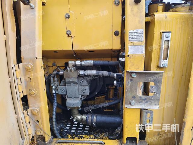 液压泵舱室正面整体（整机外观）