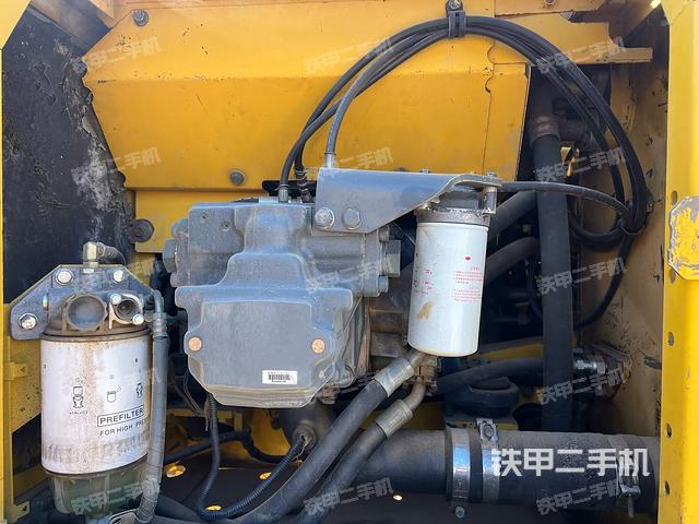 液压泵舱室正面整体（整机外观）