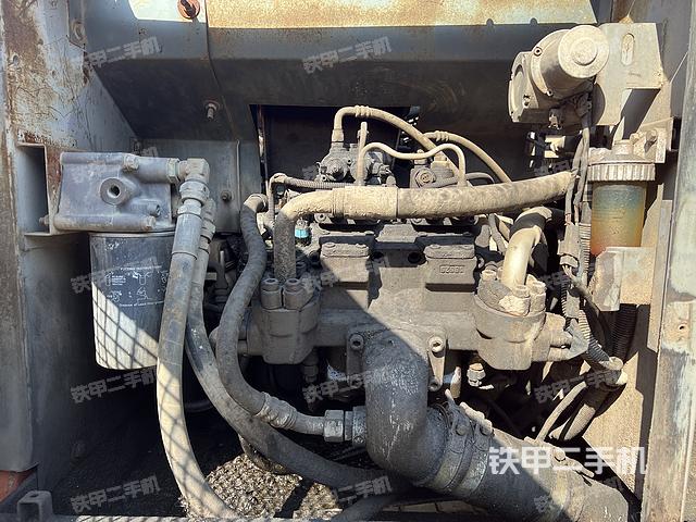 液压泵舱室正面整体（整机外观）