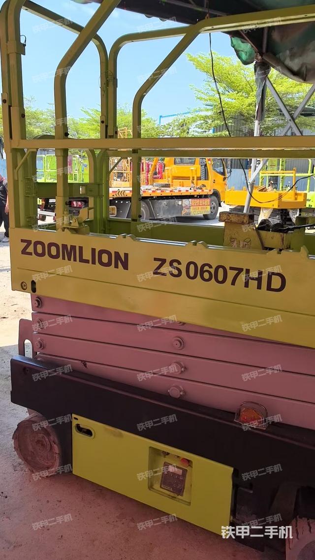 駕駛室操作臺（設(shè)備外觀及核心部件）