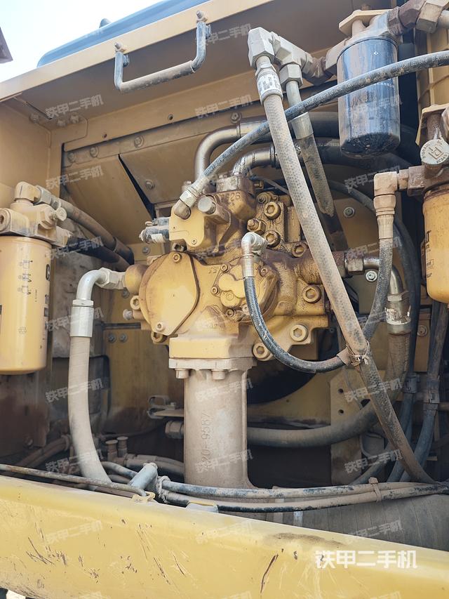 液壓泵艙室正面整體（整機外觀）