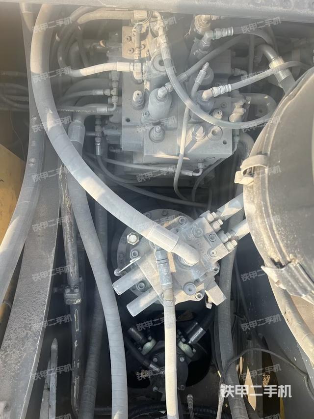 回转马达和主控阀（整机外观）