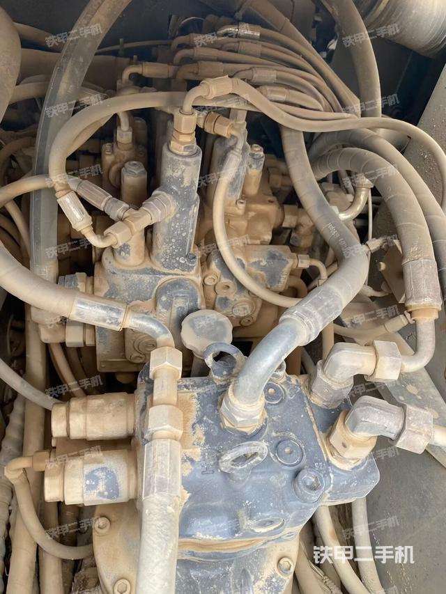 回转马达和主控阀（整机外观）