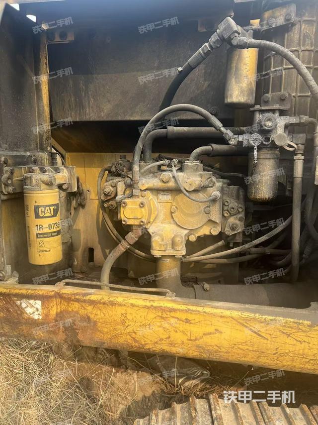 液压泵舱室正面整体（整机外观）