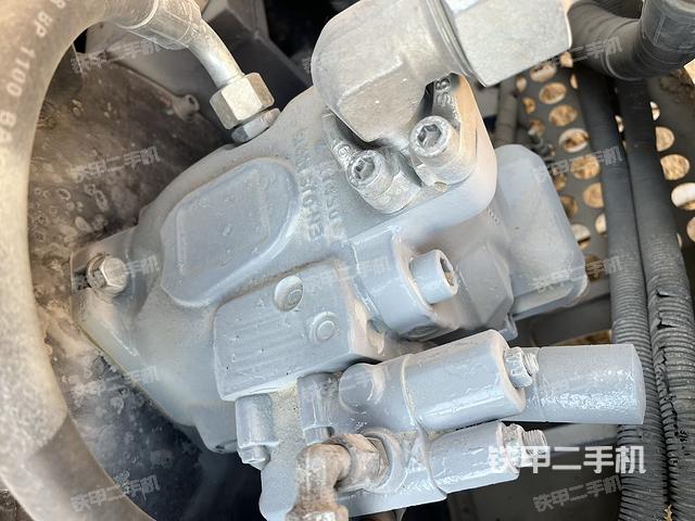 液压泵舱室正面整体（整机外观）