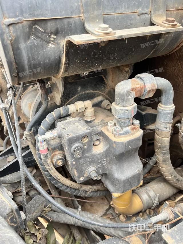 液压泵舱室正面整体（整机外观）