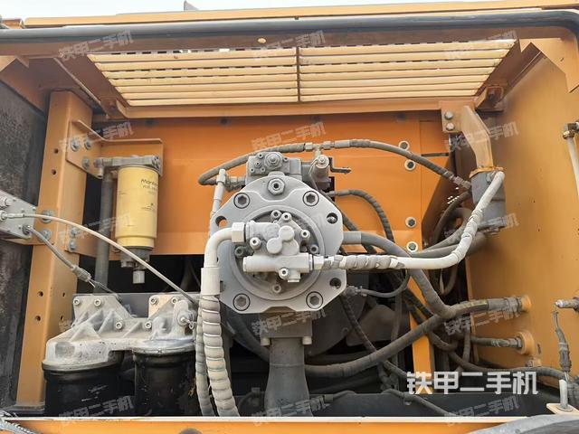 液压泵舱室正面整体（整机外观）