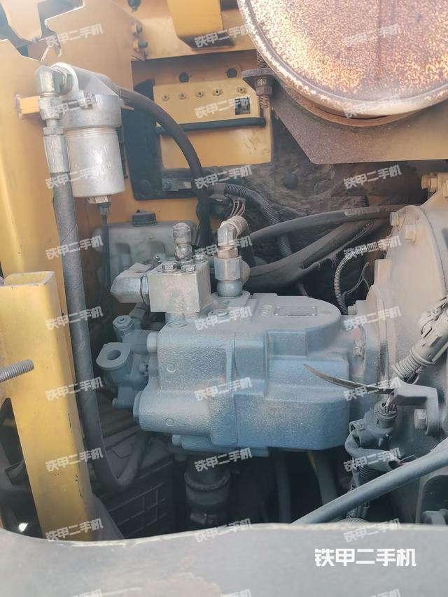 液压泵舱室正面整体（整机外观）