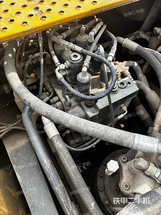 回转马达和主控阀（整机外观）