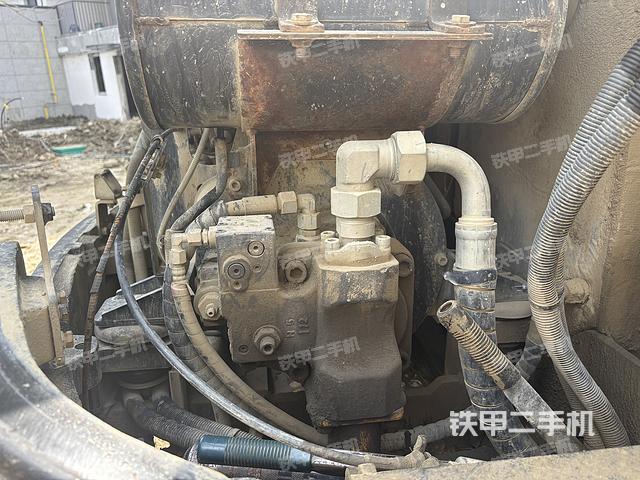 液壓泵艙室正面整體（整機外觀）