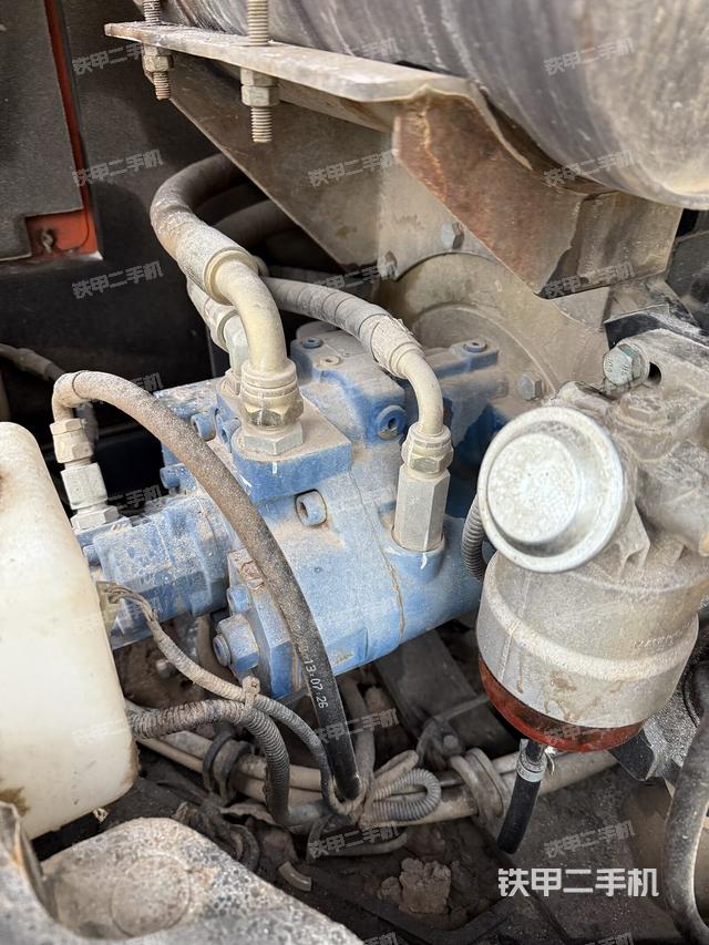 液壓泵艙室正面整體（整機外觀）