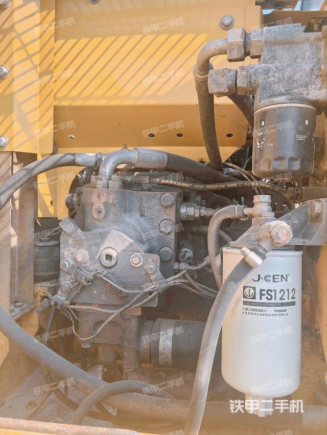 液壓泵艙室正面整體（整機(jī)外觀）