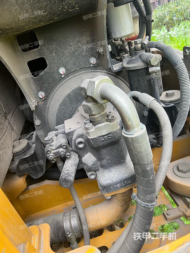 液壓泵艙室正面整體（整機(jī)外觀）