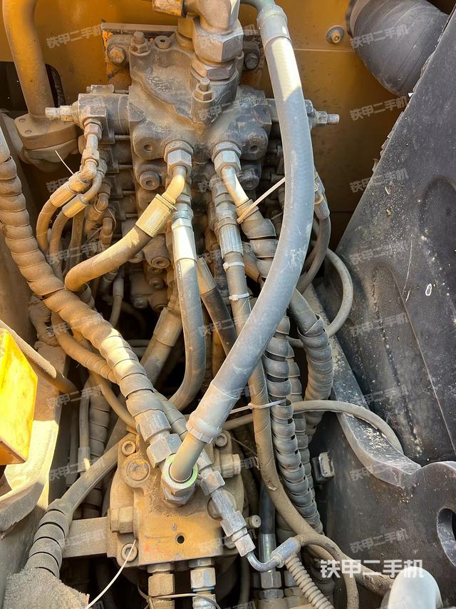 回轉(zhuǎn)馬達(dá)和主控閥（整機(jī)外觀）