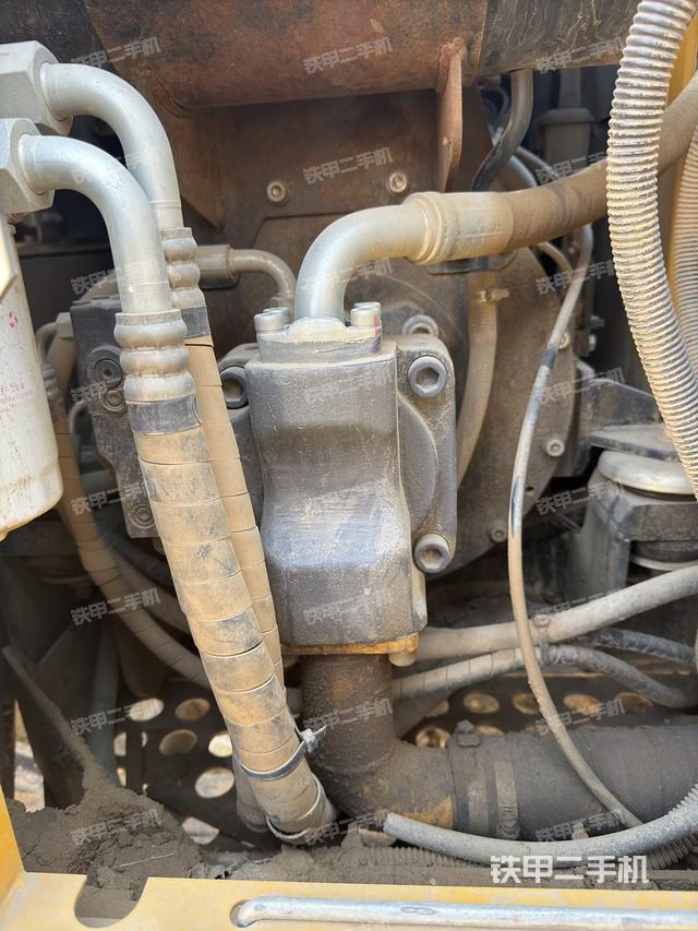 液压泵舱室正面整体（整机外观）