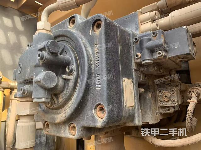 液压泵舱室正面整体（整机外观）