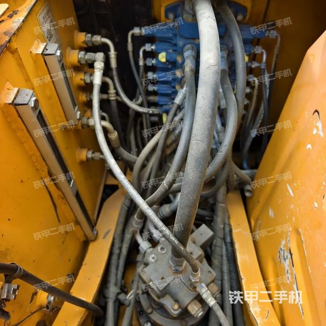 回轉(zhuǎn)馬達(dá)和主控閥（整機(jī)外觀）