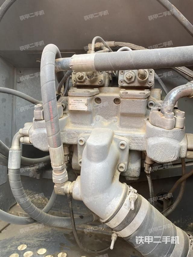 液压泵舱室正面整体（整机外观）