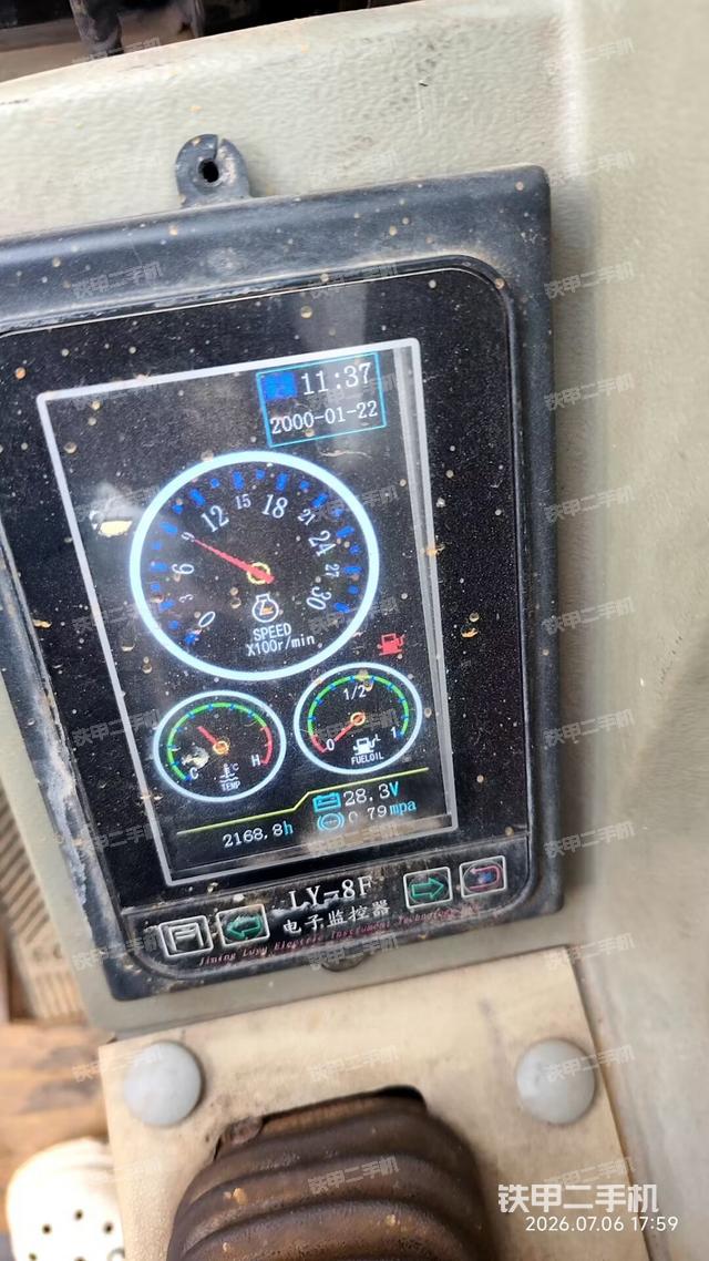 行走控制手柄和踏板 俯拍（驾驶室部分）