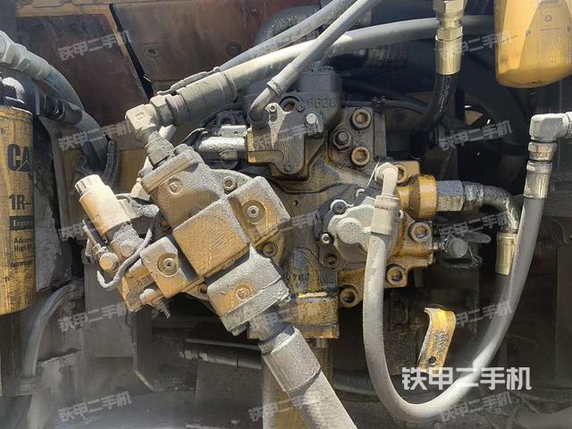 液压泵舱室正面整体（整机外观）