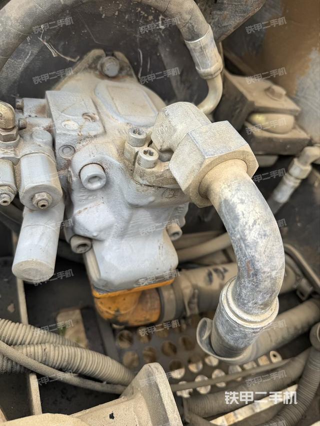 液压泵舱室正面整体（整机外观）