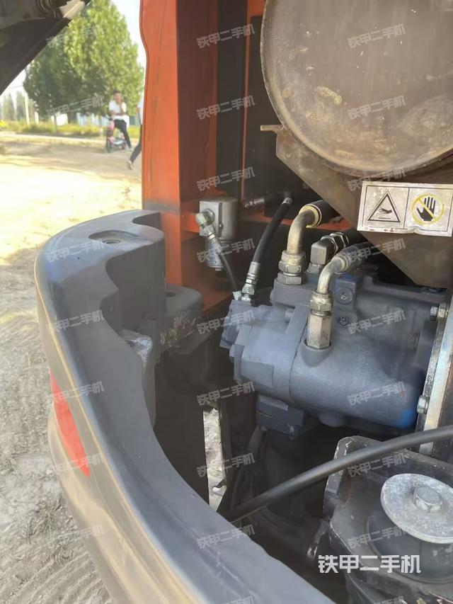 液压泵舱室正面整体（整机外观）