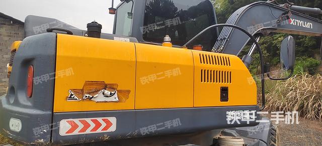 液压泵舱室正面整体（整机外观）
