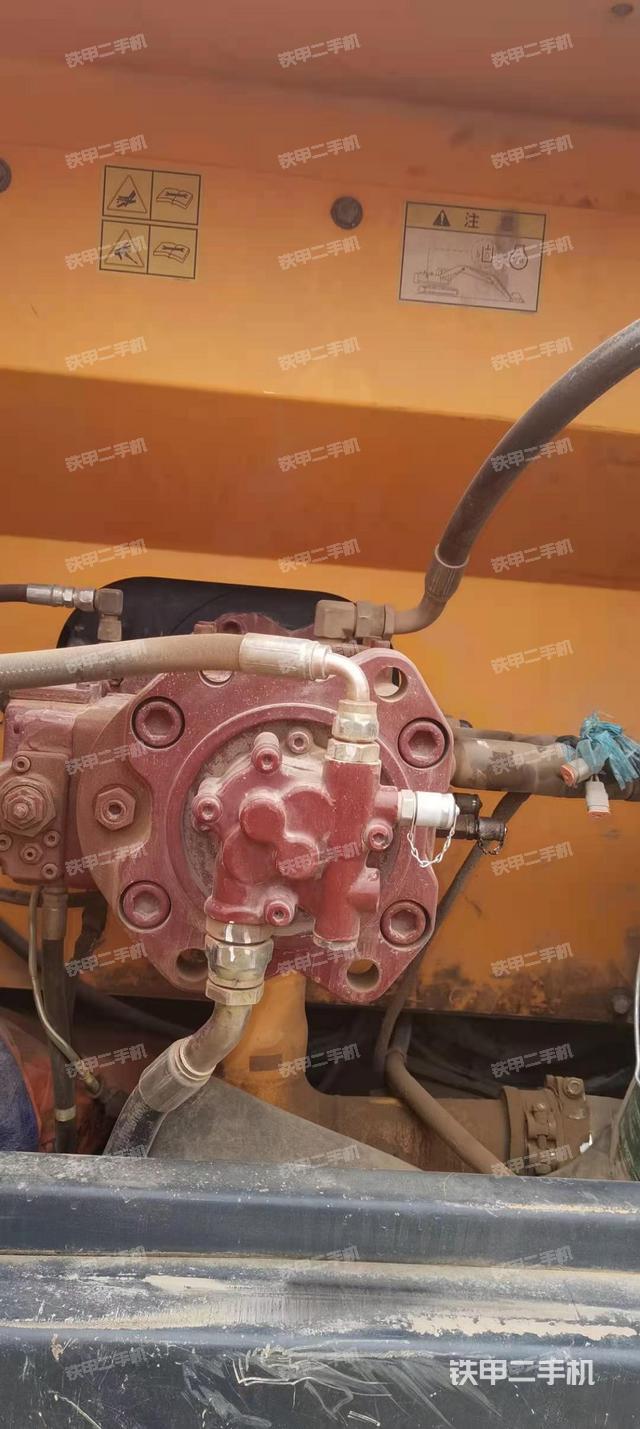 液压泵舱室正面整体（整机外观）