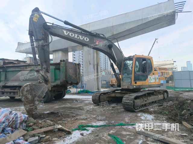 沃尔沃EC210B挖掘机