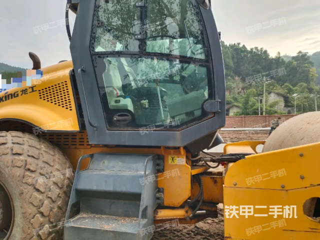 整機(jī)右側(cè)(設(shè)備外觀及核心部件) 整機(jī)右側(cè)(設(shè)備外觀及核心部件)