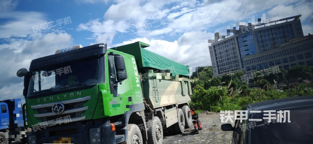 红岩8X4工程自卸车