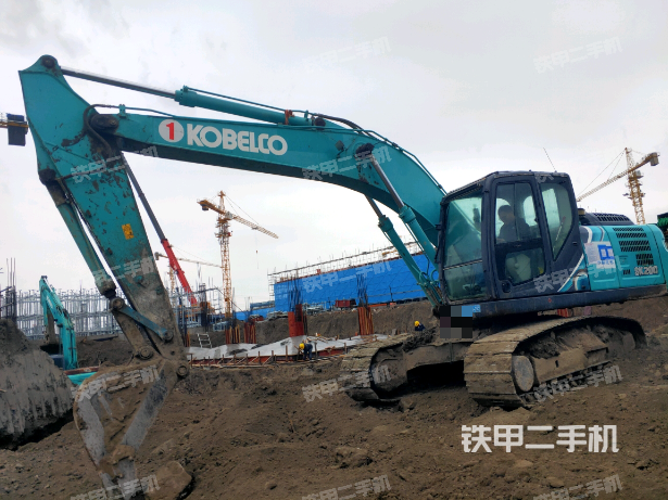 神钢SK200-10挖掘机
