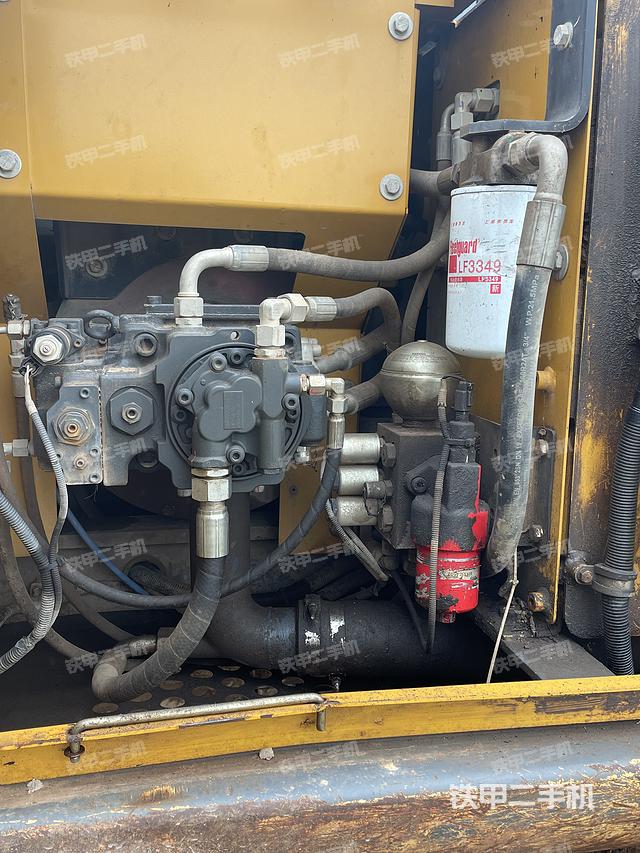 液压泵舱室正面整体（整机外观）