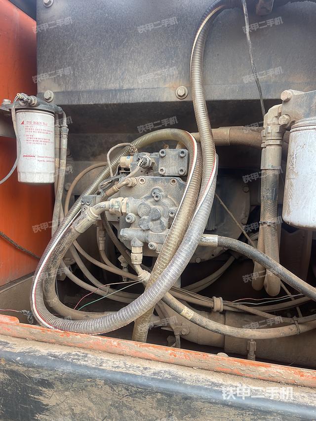 液压泵舱室正面整体（整机外观）