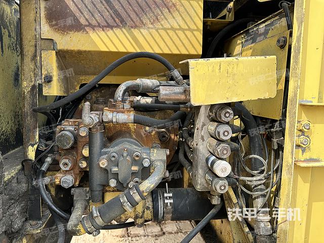 液压泵舱室正面整体（整机外观）