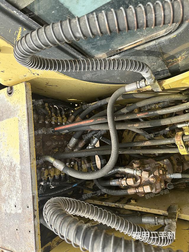 回转马达和主控阀（整机外观）