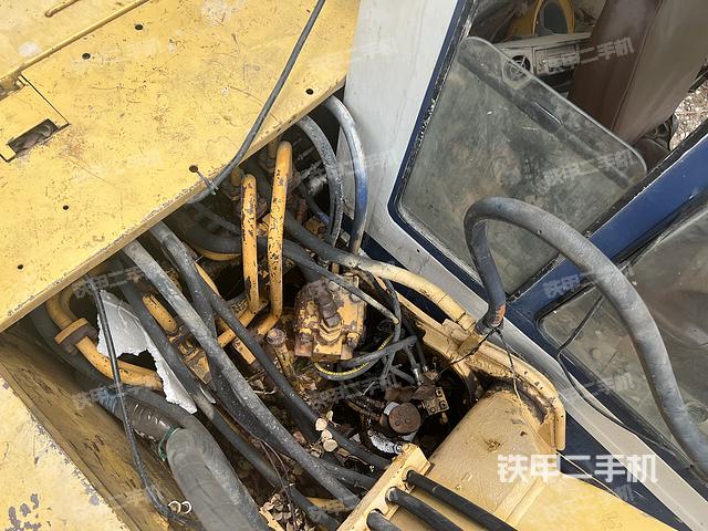 回转马达和主控阀（整机外观）