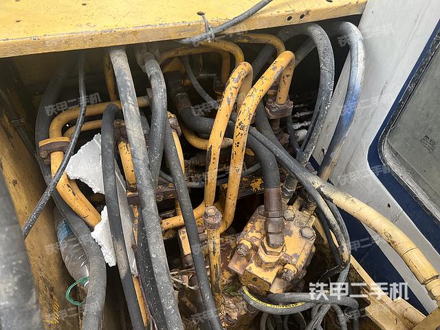 液压泵舱室正面整体（整机外观）