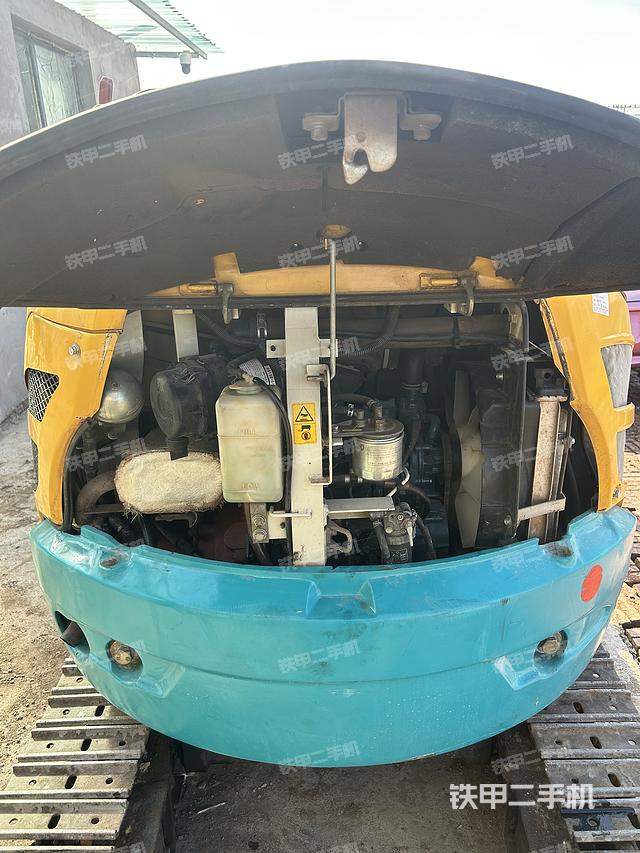 液压泵舱室正面整体（整机外观）