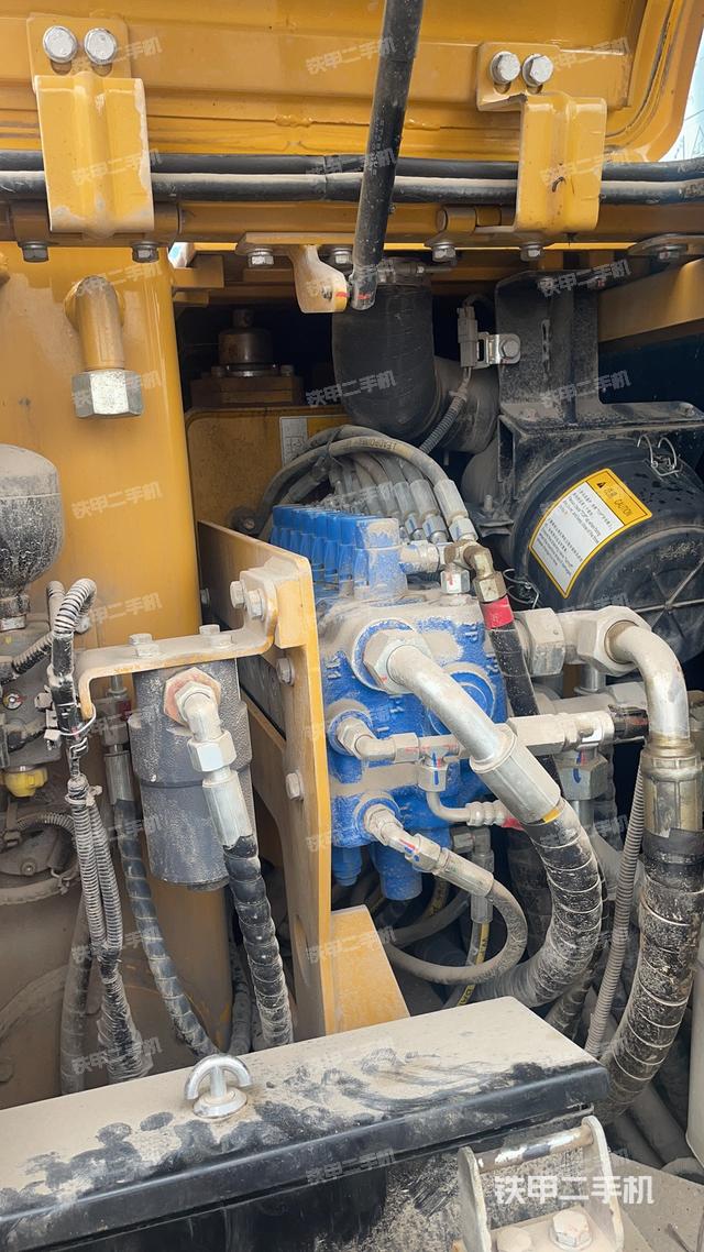 回转马达和主控阀（整机外观）