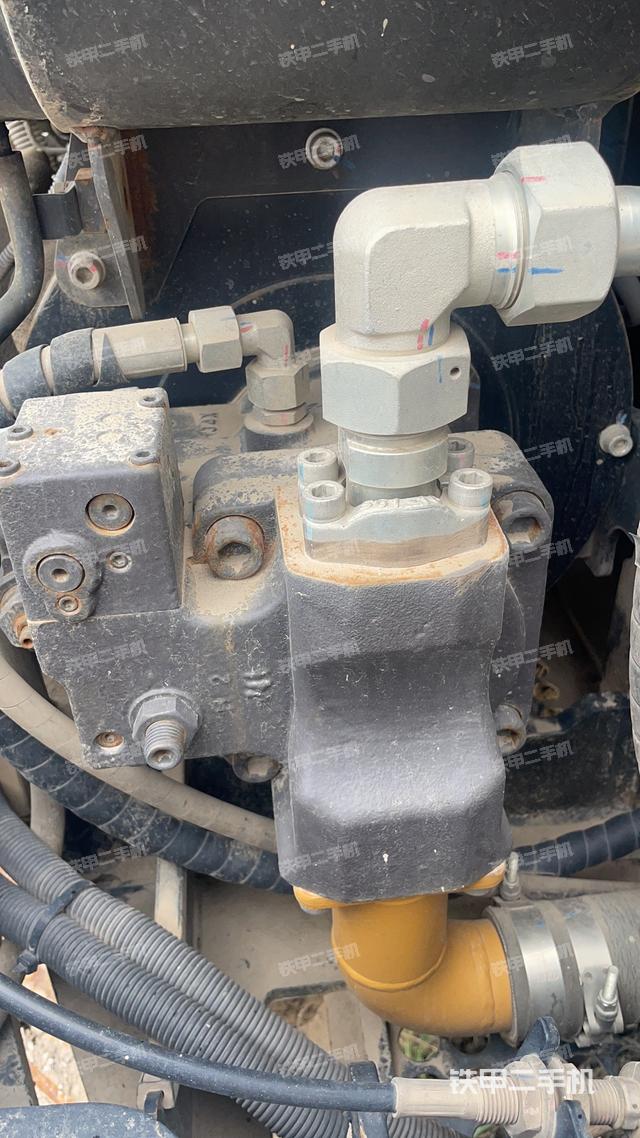 液压泵舱室正面整体（整机外观）