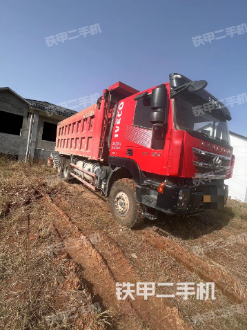 红岩8X4工程自卸车