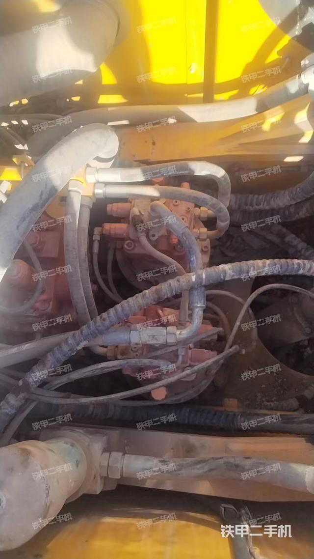 回轉(zhuǎn)馬達(dá)和主控閥（整機(jī)外觀）