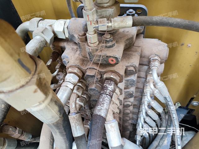 液压泵舱室正面整体（整机外观）