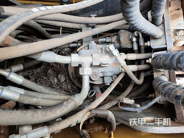 回转马达和主控阀（整机外观）