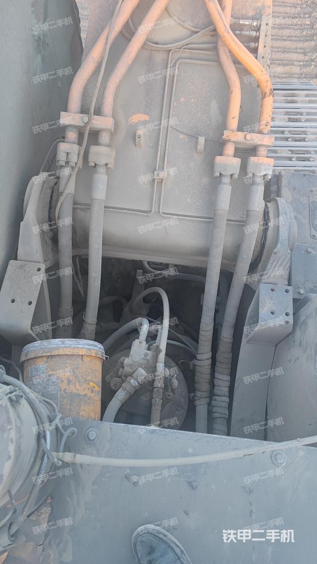 回转马达和主控阀（整机外观）