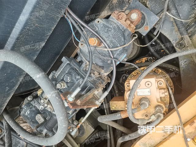 回转马达和主控阀（整机外观）