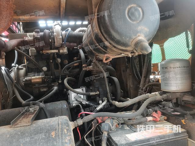 液压泵舱室正面整体（整机外观）