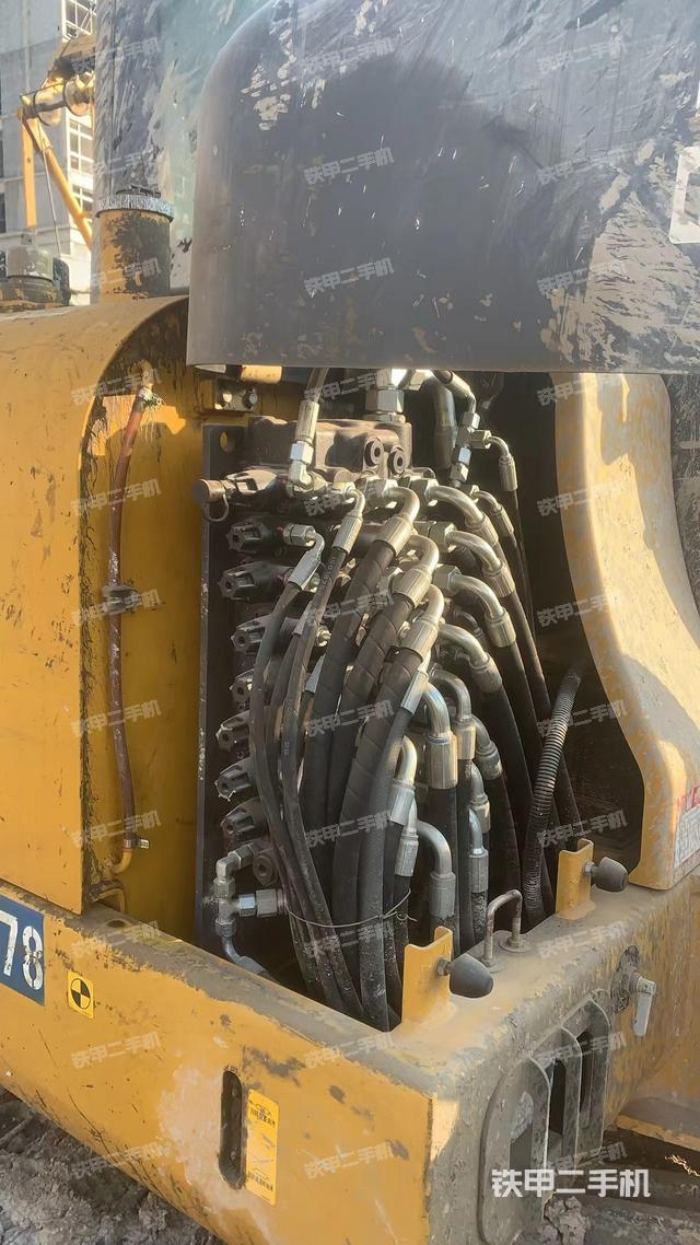 液压泵舱室正面整体（整机外观）